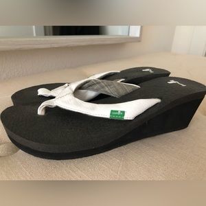 Sanuk flip flop wedge heel sandals